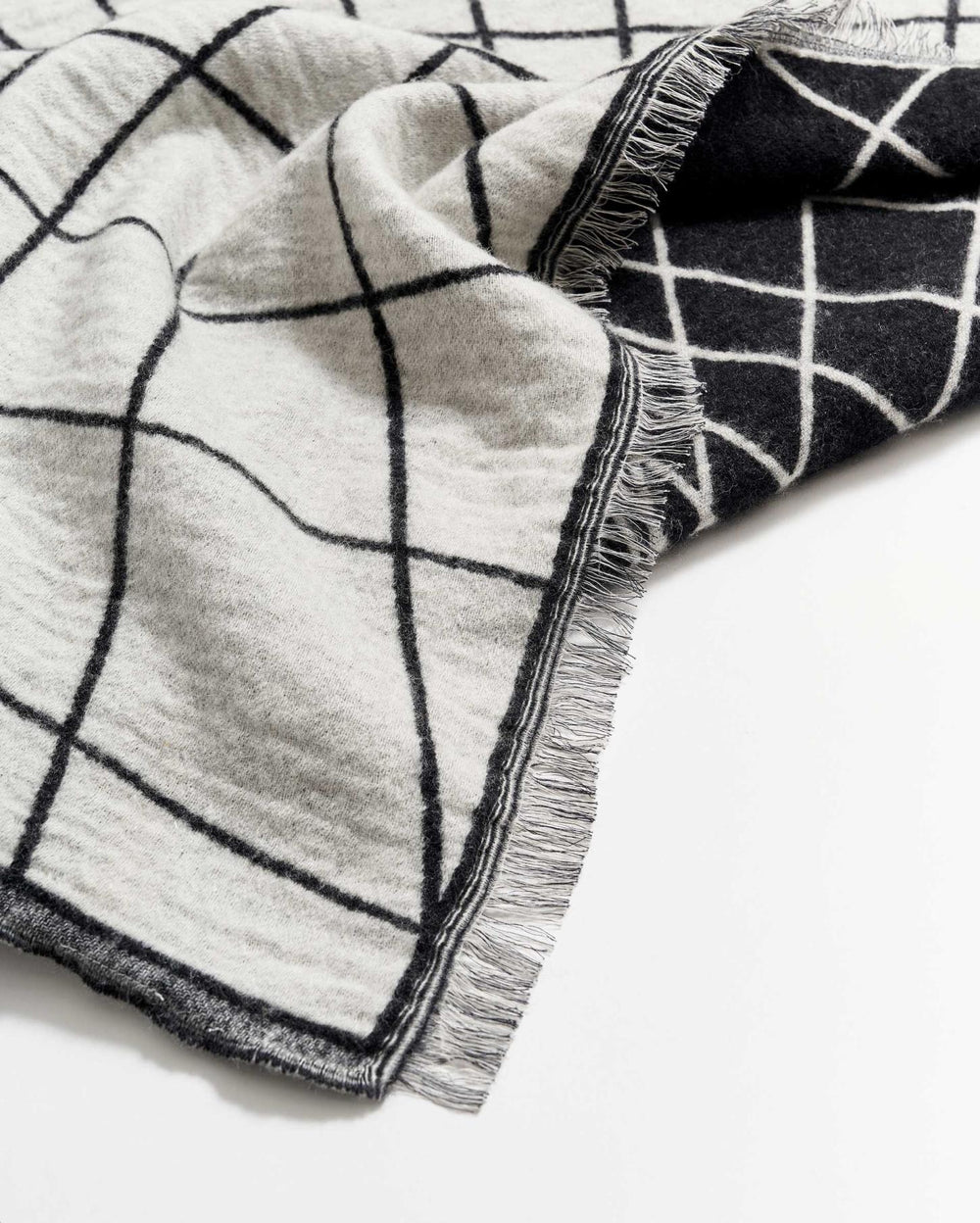 Women Pelican Blanket Black / Natural | Billy Reid Accessories